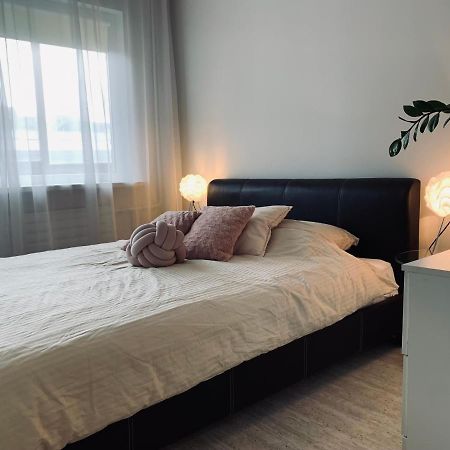 You'Ll Love This Large Apartment! Free Parking! Tallinn Bagian luar foto