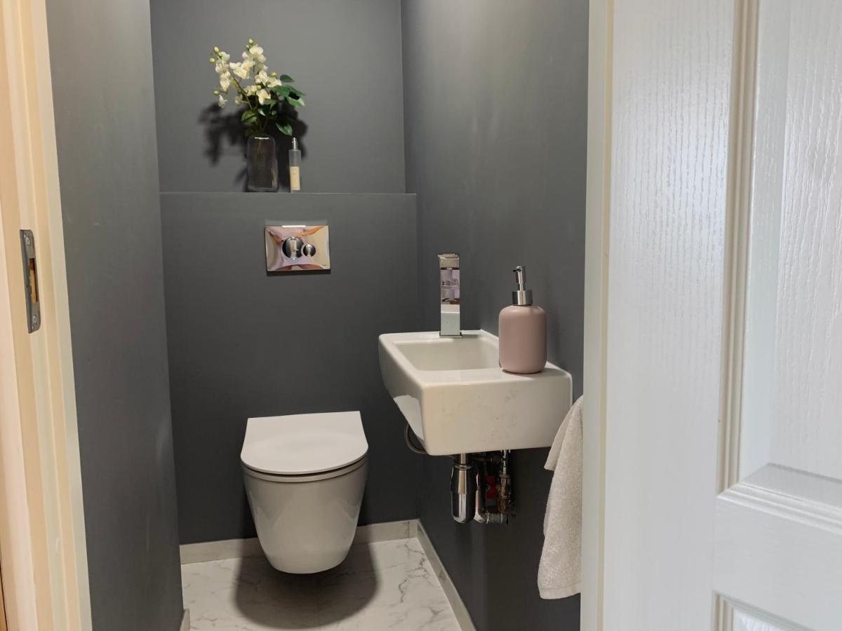 You'Ll Love This Large Apartment! Free Parking! Tallinn Bagian luar foto