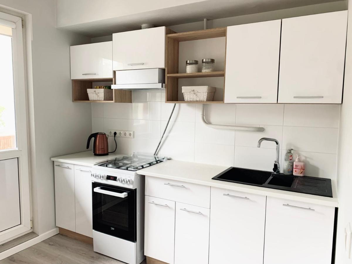 You'Ll Love This Large Apartment! Free Parking! Tallinn Bagian luar foto